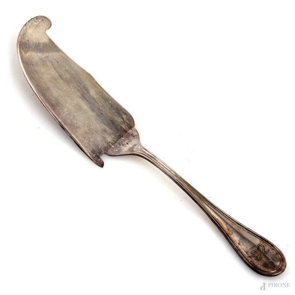 Lotto composto da un centrino sagomato, un'alzata e una paletta da dolce in argento, misure massi...