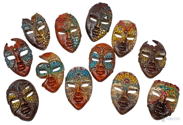 Lotto composto da dodici maschere in resina del Carnevale veneziano finemente dipinte e intarsiate, ciascuna cm 7x4 circa
