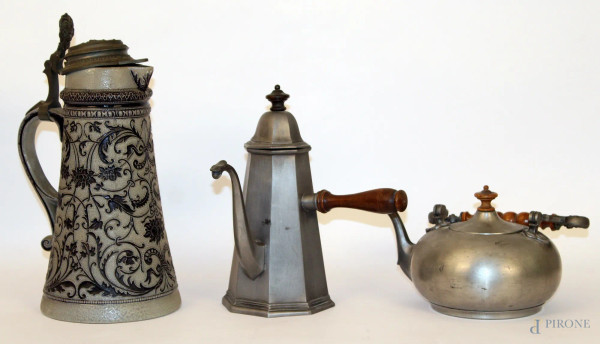 Lotto di una lattiera, una caffettiera in metallo ed un boccale in maiolica, h. 35 - 27 - 16 cm