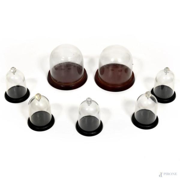 Lotto di 7 espositori a campana in plastica e vetro, misure massime cm 14,5x14,5