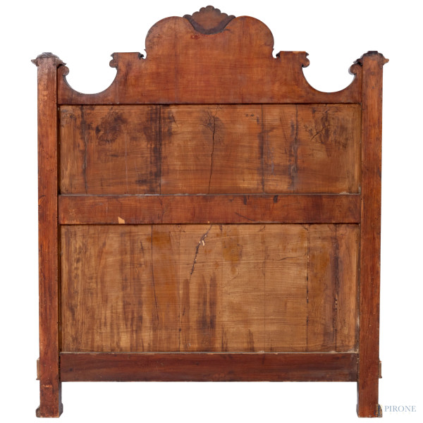 Coppia di giroletto singolo in noce impiallacciati e intasiati in varie essenze, XX secolo, testi...