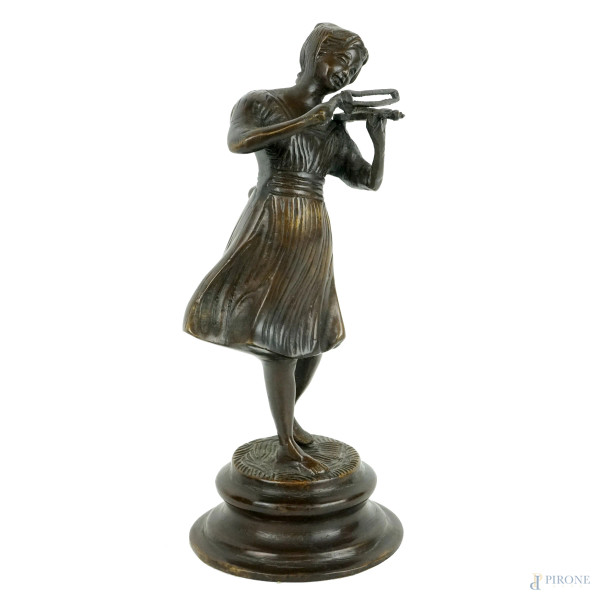 Violinista, scultura in bronzo, cm h 25, XX secolo.
