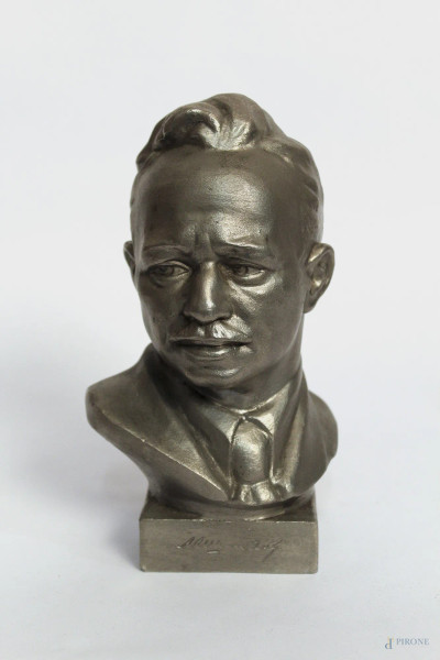 Mikhail Solokhoc, busto in metallo argentato, firmato, H 23 cm.