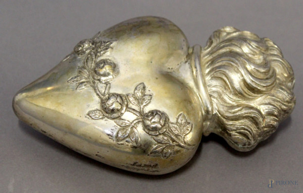 Cuore votivo in ottone argentato e sbalzato, XIX sec., H 14 cm.