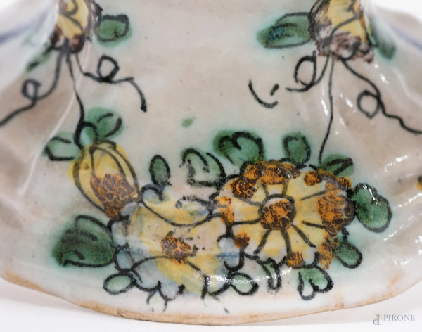 Vaso da farmacia in maiolica policroma con decori a motivi floreali, Italia centrale, datato sul ...