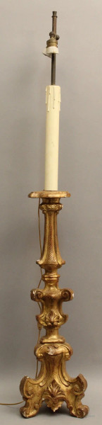 Candeliere montato a luce elettrica in legno dorato, h. 75 cm, XIX sec.