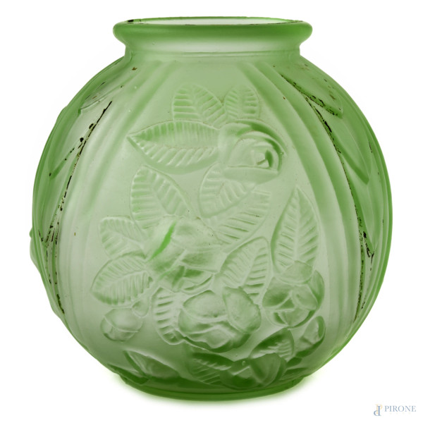 Vaso in vetro satinato con nei toni del verde con rose a rilievo, XX secolo, altezza cm 15, (lievi segni di usura e graffi)