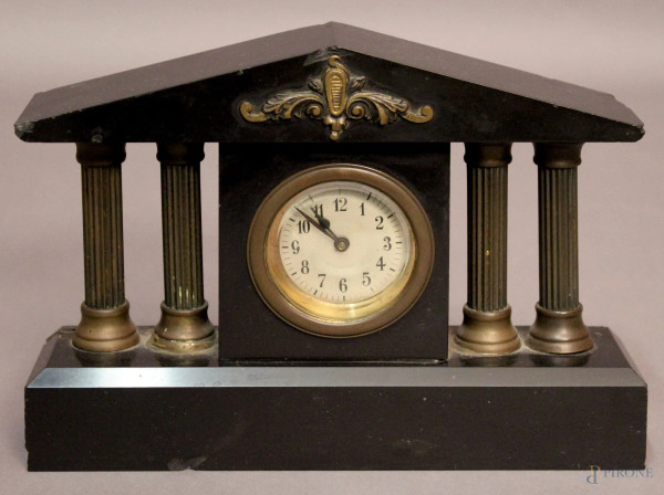 Orologio a tempietto in marmo nero di Belgio, con finiture e colonne in bronzo, fine XIX sec., H 15,5 cm, sbeccature.