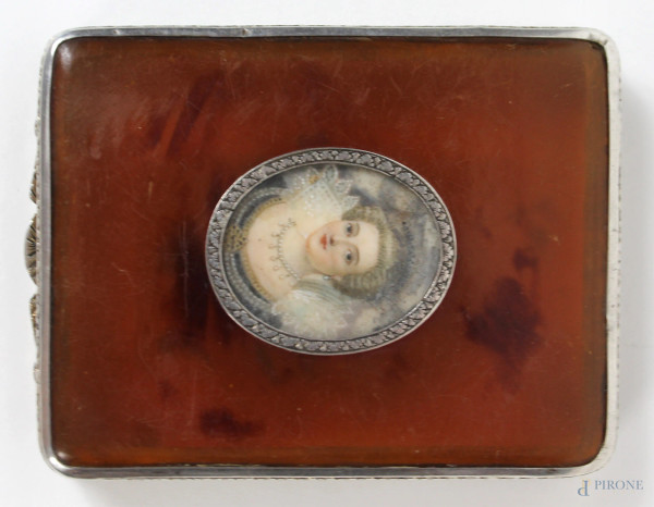 Trousse in tartaruga con medaglione ovale raffigurante ritratto femminile, finiture in argento, altezza cm.1x6,5x8,5, inizi XX secolo.