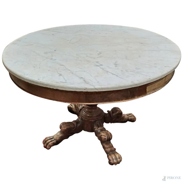 Tavolo tondo in legno con piano circolare in marmo poggiante su fusto in legno tornito terminante i quattro gambe leonine, cm 76,5x118,5 XIX secolo, (difetti)
