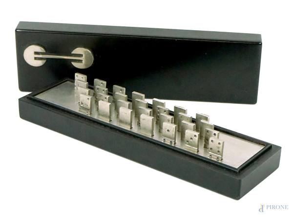 Gioco del domino, tessere in metallo argentato, entro scatola in perspex nera, cm 5x28x8