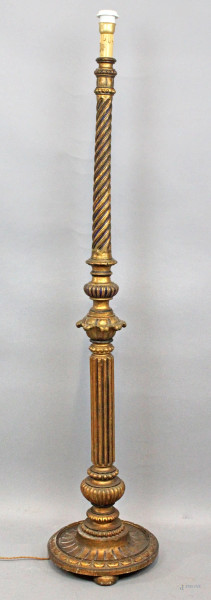Lampada da terra in legno laccato e dorato, altezza cm 153, XIX secolo