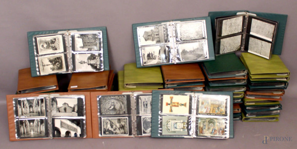 Interessante collezione di cartoline in 59 raccoglitori, di cui tre vuoti.