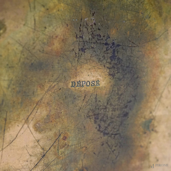 Orologio da tavolo composto da una scultura in bronzo rappresentante un leone, base in marmo, con...