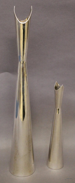 Lotto composto da due portafiori Cristoffle in metallo cromato, H massima 37 cm.