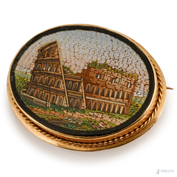Spilla in micromosaico con montatura in oro 18 kt rafffigurante il Colosseo, cm 3,3x44,1
