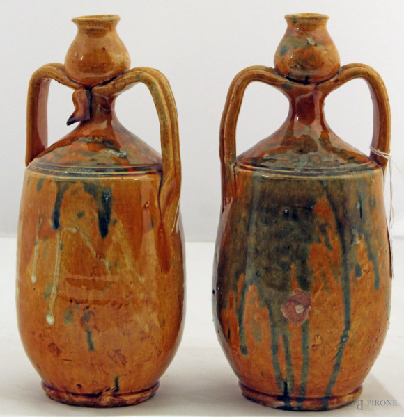 Coppia di anfore in maiolica smaltata, h. 30 cm