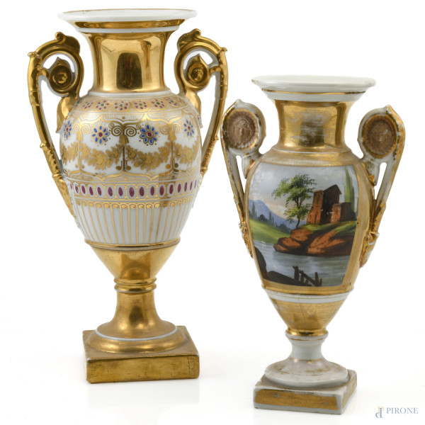 Lotto di due vasi in porcellana francese nei toni del bianco e dell'oro, XIX-XX secolo, altezza massima cm 27, (segni di usura, difetti, cadute di doratura, piccole sbeccature)