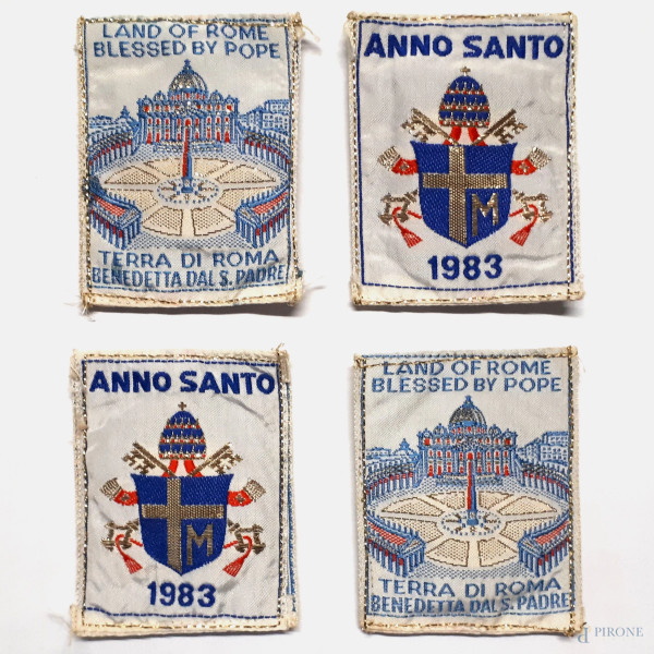 Anno Santo 1983, lotto composto da quattro sacchetti votivi contenenti la Terra di Roma benedetta dal Santo Padre durante la cerimonia per i festeggiamenti del Giubileo