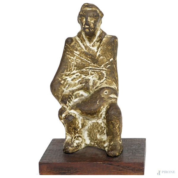 Scultura in bronzo raffigurante una figura maschile seduta, base in legno, firmata, altezza cm 21,5
