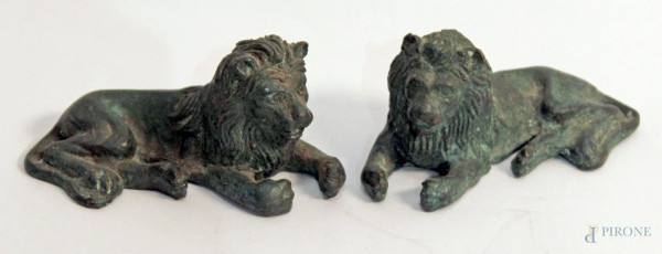 Coppia di leoni in bronzo brunito, h. 6cm, l.11 cm
