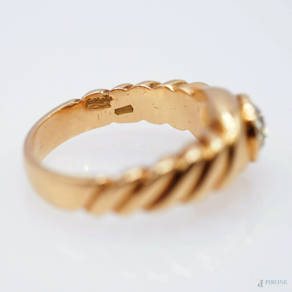 Anello in oro giallo 18 kt con brillante ct 0,55 circa, misura n. 15, peso gr. 9,2
