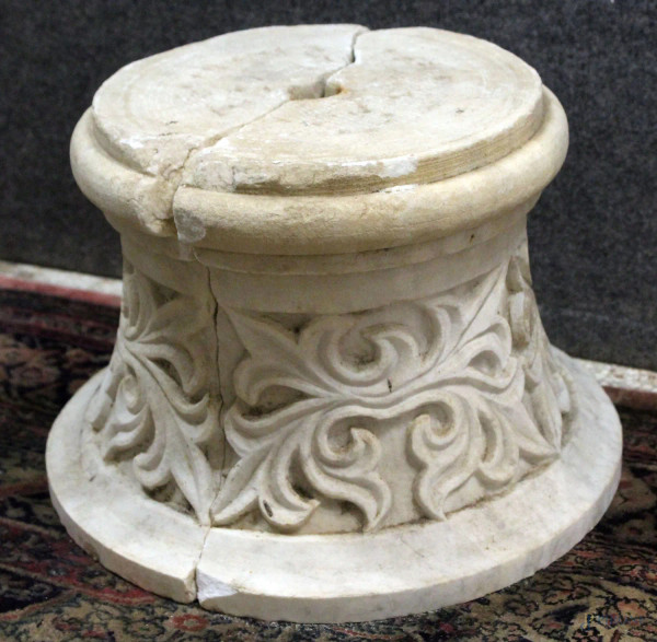 Capitello in marmo bianco del XIX secolo, cm h 21, (difetto)