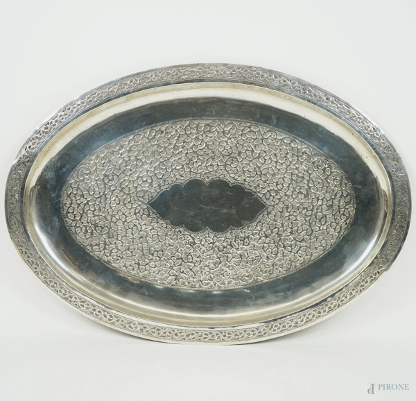 Vassoio di linea ovale in argento 800, manifattura libica, cm 48x33,5, peso gr.890