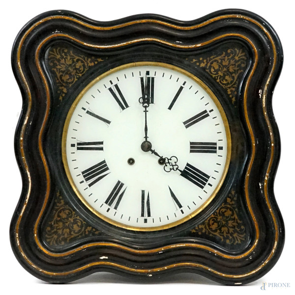 Orologio stile Napoleone III, cassa in legno ebanizzato con profili dorati, quadrante a numeri romani, ingombro tot cm 48,5x48,5x17,5 , (difetti, meccanismo da revisionare)