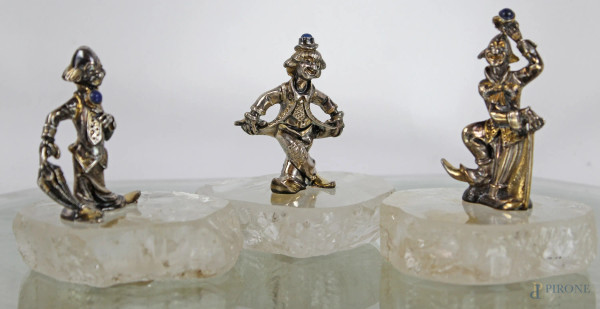 Tre sculture in argento raffiguranti Clown, basi in cristallo di Rocca, alt. max cm 7,5