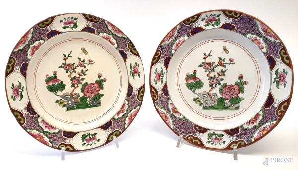 Coppia di antichi rari piatti in porcellana Copeland Late &amp; Spode, decori policromi a motivi floreali di ispirazione orientale.