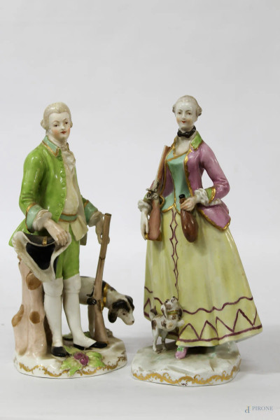 Lotto di due sculture a soggetto di cacciatori in porcellana policroma vecchia Vienna, difetti e mancanze, H 21 cm, XIX sec.