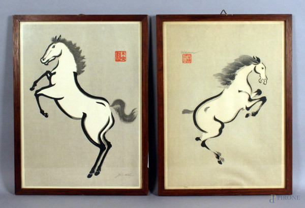 Due incisioni giapponesi raffiguranti cavalli, cm. 36x26, firmate, entro cornici.