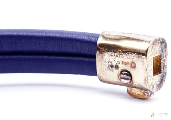 Bracciale Bottega Veneta in pelle color viola e argento dorato, cm 21 (minimi segni di usura)