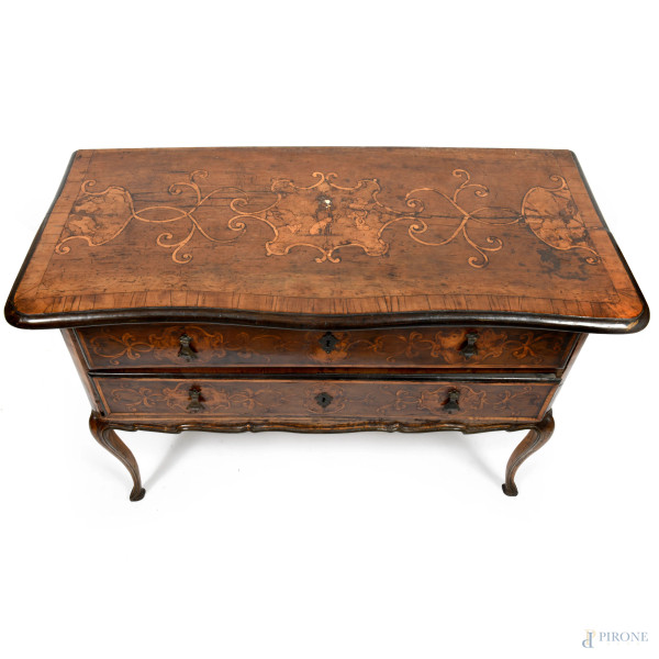 Coppia di cassettoni in noce con intarsi in bosso. Fronte a doppio cassetto e fronte del piano mo...