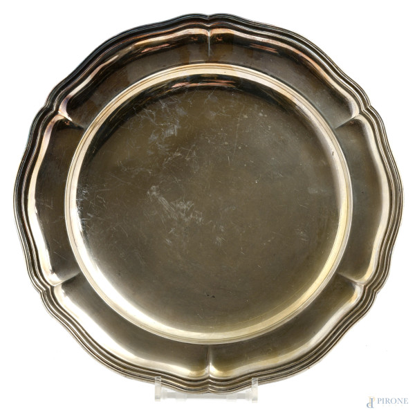 Piatto in argento 800/000, XX secolo, diametro cm 31, peso gr 530