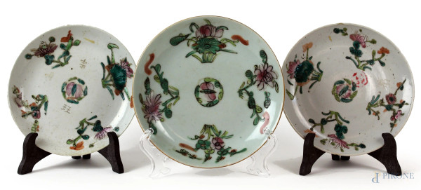 Lotto di tre piatti in porcellana, decori floreali policromi, diam. cm 18, arte orientale, XX secolo, (difetti).