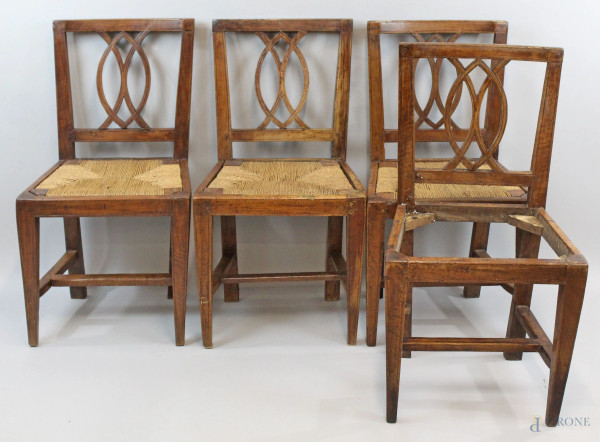 Lotto di quattro sedie in noce,  XVIII secolo, schienali intagliati a giorno e sedute in paglia, (difetti e mancanze).