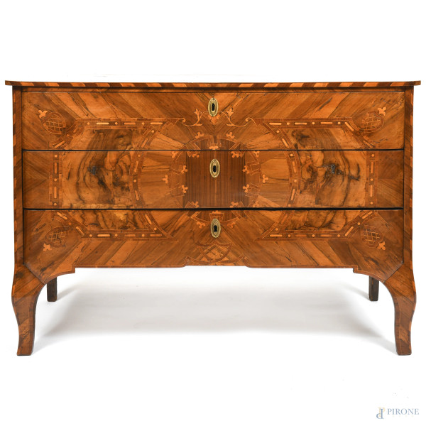 Cassettone a tre cassetti in legno impiallacciato e intarsiato in varie essenze, XIX secolo, cm 87x121x58, (segni di usura, scalfiture, sollevamenti di impiallacciatura, difetti)