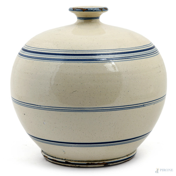 Vaso in maiolica a fondo bianco decorata con fasce concentriche nei toni del blu, XX secolo, altezza cm 22, (segni di usura, felature, cadute di smalto stannifero)