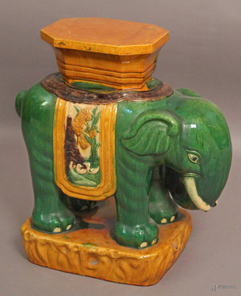 Elefante portavaso in maiolica dipinta, h. 57 cm.