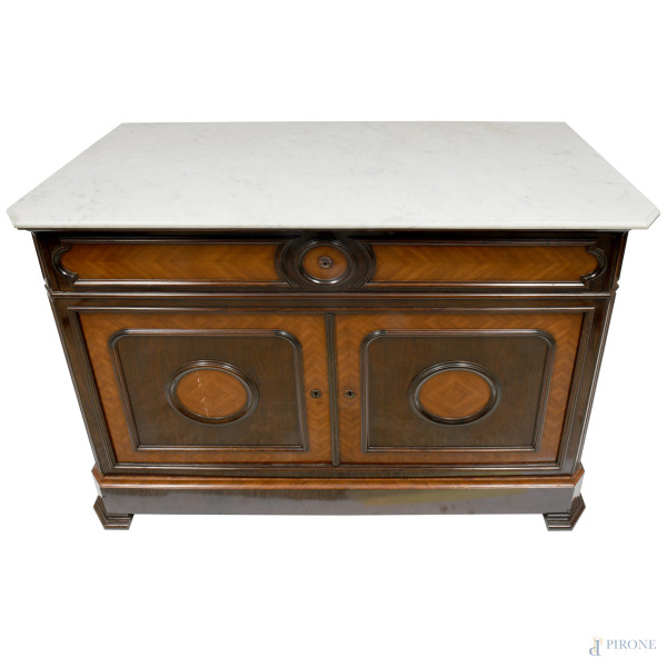 Credenza in satinwood e mogano con piano in marmo, a un cassetto e due sportelli, XX secolo, cm 9...