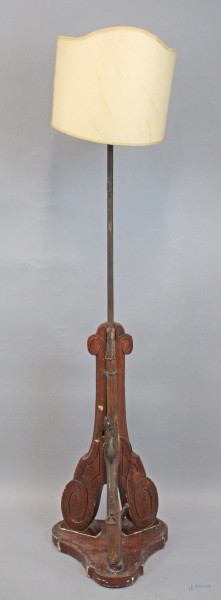 Lampada da terra in legno e ferro battuto con modello di fucile, altezza cm 170, completa di paralume, (difetti)
