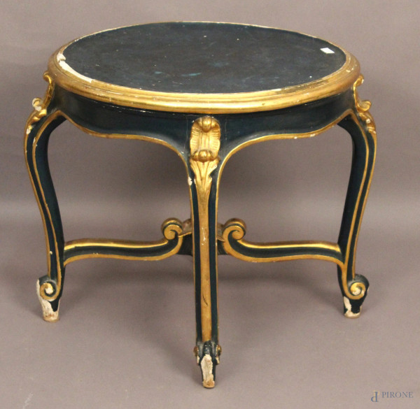 Tavolino da salotto di linea tonda in legno laccato e dorato, fine XIX sec., diametro  55 cm, H 52 cm, mancanze.