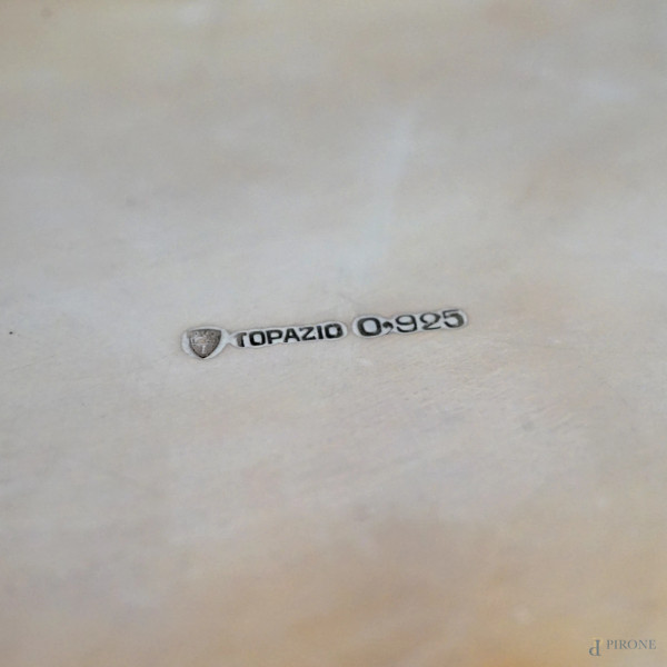 Cofanetto in argento lavorato a cesello e sbalzo con decori a volute e a motivi floreali, interno...