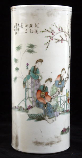 Vaso cilindrico in porcellana bianca, con decoro policromo raffigurante paesaggio con figure femminili, altezza cm. 28.5, arte orientale, inizi XX secolo.