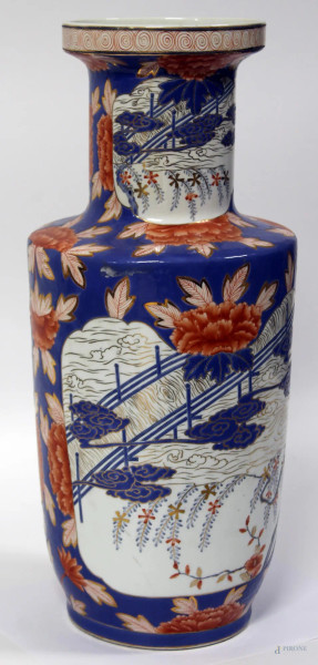 Vaso in porcellana a decoro floreale, H 49 cm, mancanze di colore.