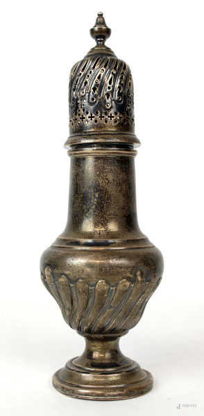 Spargizucchero in argento sbalzato e traforato, bolli della città di Sheffield 1895, cm h 15, gr. 250