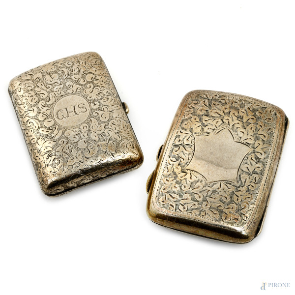 Lotto composto da due portasigarette in argento cesellato, XX secolo, misure massime cm 9x6,5, peso complessive gr 74