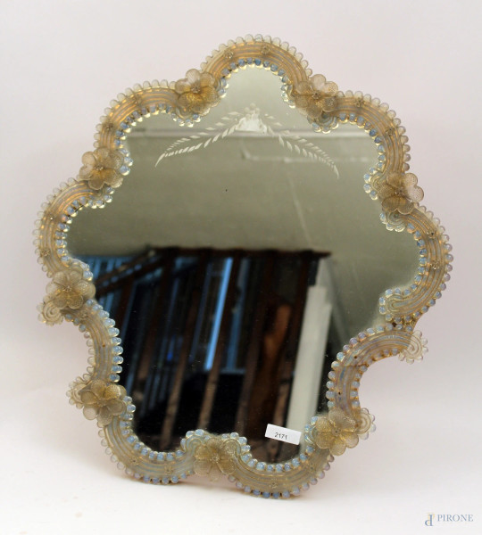 Specchiera da comò di linea centinata in vetro di Murano, h. cm 50x47.